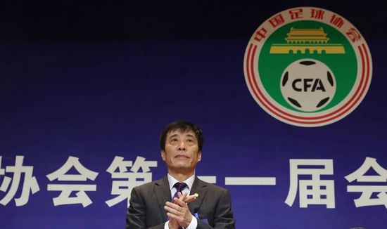 萧初然也看不过去了，怒斥道：你再胡搅蛮缠，我们就打电话报警了。